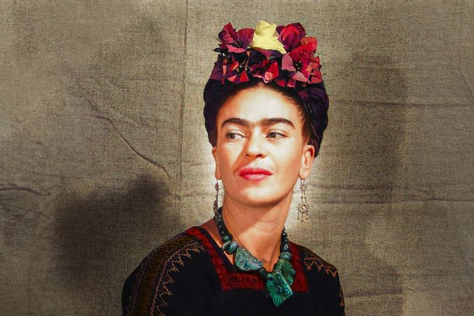 Mexická malířka Frida Kahlo na kolorované fotografii. Chybějící části fotografie, která měla původně vertikální orientaci, byly doplněné pomocí umělé inteligence.