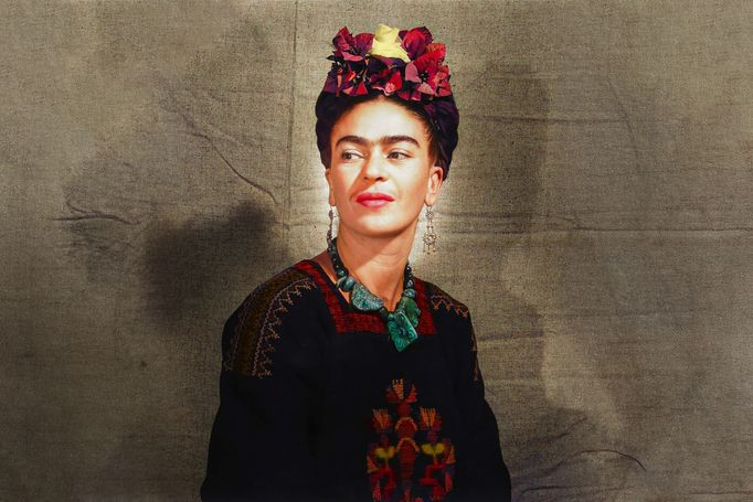 Mexická malířka Frida Kahlo na kolorované fotografii. Chybějící části fotografie, která měla původně vertikální orientaci, byly doplněné pomocí umělé inteligence.