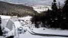 Pohled od vrcholu můstků na areál pod Ještědem a na Liberec vpravo v údolí. I tady je sněhu dost.