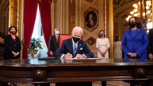 Joe Biden při podpisové ceremonii v Kapitolu.