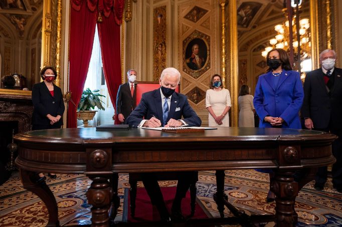 Joe Biden při podpisové ceremonii v Kapitolu.