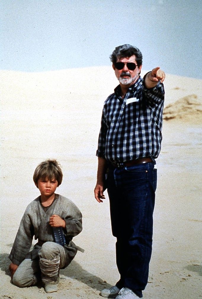 Jake Lloyd a George Lucas při natáčení Star Wars: Epizody I - Skryté hrozby z roku 1999.