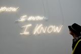 52. bienále současného výtvarného umění v Benátkách. Instalace britské umělkyně Tracey Emonové nazvaná "Vypůjčené světlo".