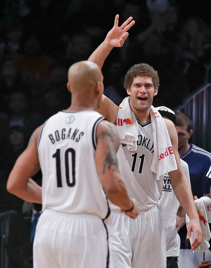 Brooklynský basketbalista Brook Lopez slaví vítězství se spoluhráči