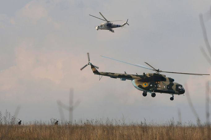 Ukrainian helicopters take off after delivering troops to an airbase in Kramatorsk, in eastern Ukraine April 15, 2014