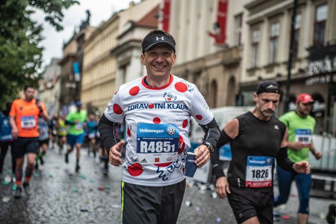 I přes nepřízeň počasí byli běžci stále dobře naladěni