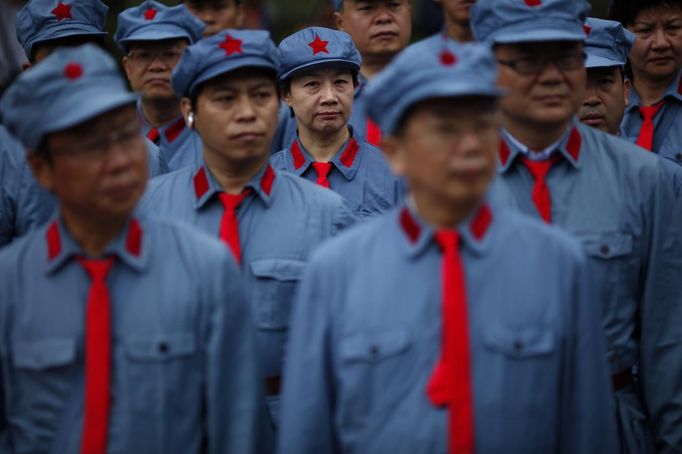 Mid-level government officials dressed in red army uniforms listen to a lesson as they visit an old house where former Chinese leader Mao Zedong used to live, during a five-day training course at the communist party school called China Executive Leadership Academy of Jinggangshan, in Jiangxi province, in this September 21, 2012 file photo. With China's economy slowing and public scrutiny of officials on the rise via social media, the party is likely to endorse deepening its training push when Hu passes the baton to new leaders at the 18th Party Congress, which is expected to be held as early as next month. China's cadre training system is run out of academies across the country, some focusing on practical aspects of 21st century communism such as handling the media and management skills, including role-play scenarios on how to manage a variety of crises from mass protests to train crashes. Picture taken September 21, 2012. REUTERS/Carlos Barria/Files (CHINA - Tags: POLITICS SOCIETY) Published: Zář. 25, 2012, 9 odp.