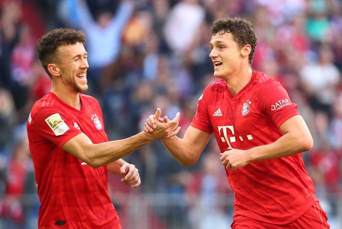 Benjamin Pavard a Ivan Perišič slaví branku Bayernu