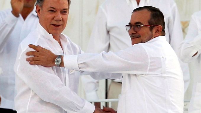 Kolumbijský prezident Juan Manuel Santos a hlava guerilly FARC Timochenko.
