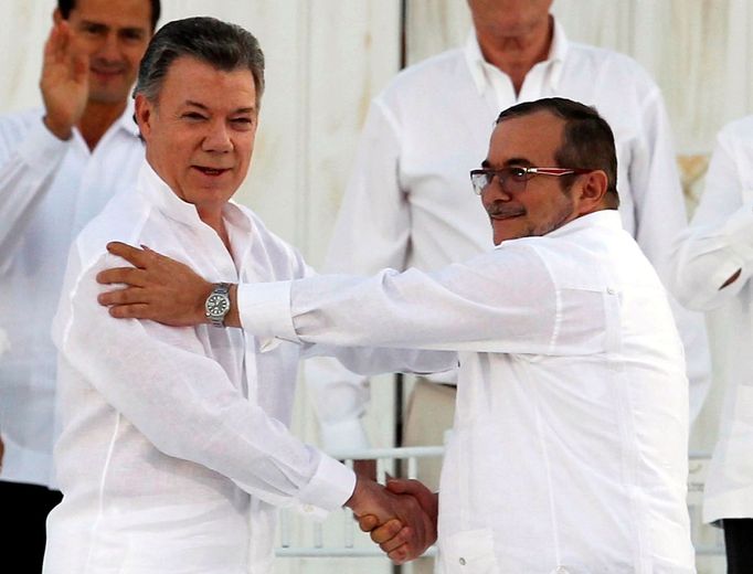 Kolumbijský prezident Juan Manuel Santos a hlava gerily FARC Timochenko.