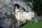 Hrad Predjama na jihozápadě Slovinska stavitelé vsadili do jeskyně ve 123 metrů vysoké skále.