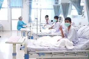 Foto: První snímek zachráněných thajských chlapců. Školáci v nemocnici zdraví vítězným gestem