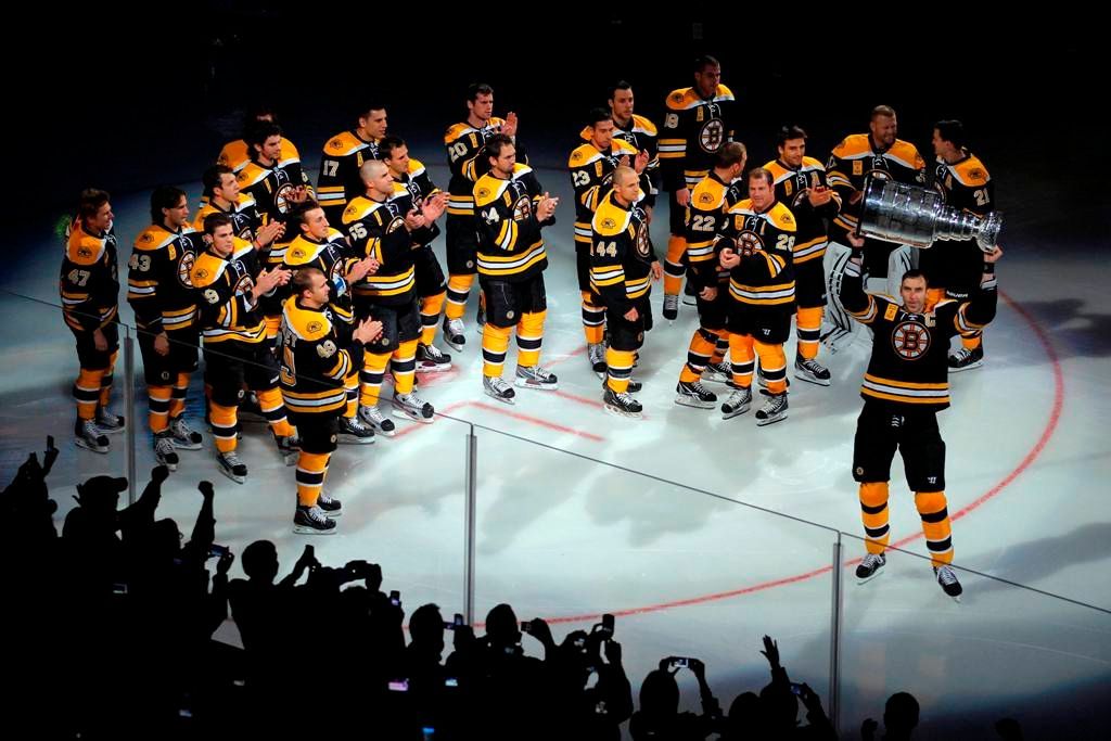 NHL: Boston - Philadelphia (Chára se Stanley Cupem)