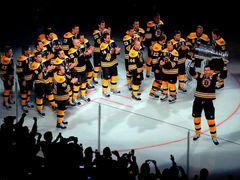 Slavnostní předzápasový ceremoniál uzavřel bostonské oslavy zisku Stanley Cupu