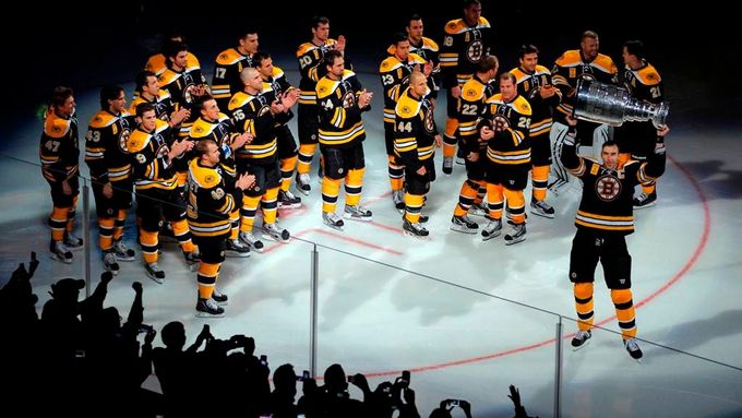Osmnáct hráčů a šest majitelů klubů se snaží v New Yorku v přímém jednání zachránit zbytek sezony NHL.