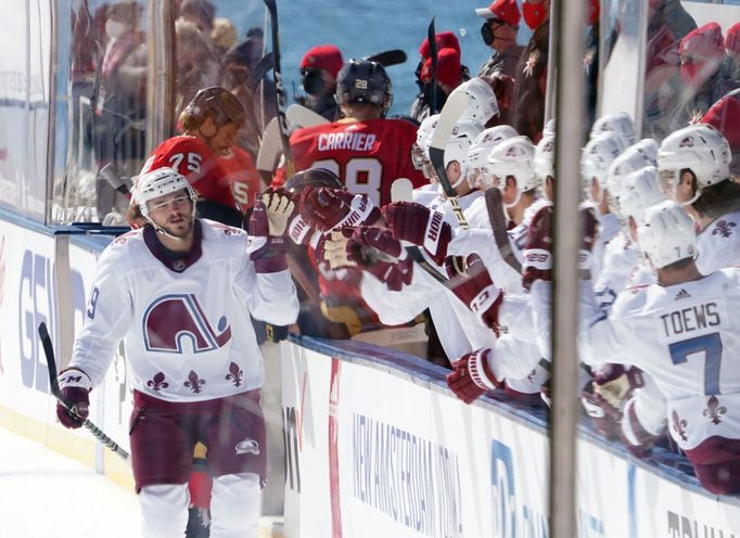 Samuel Girard z Colorada slaví gól v zápase NHL Colorado - Vegas u jezera Tahoe