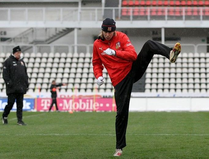 Jaroslav Plašil při strečinku v dnešní přípravě na utkání s Německem.