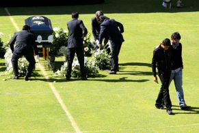 FOTO Fotbalové hvězdě splnili přání, pohřbili ho na stadionu
