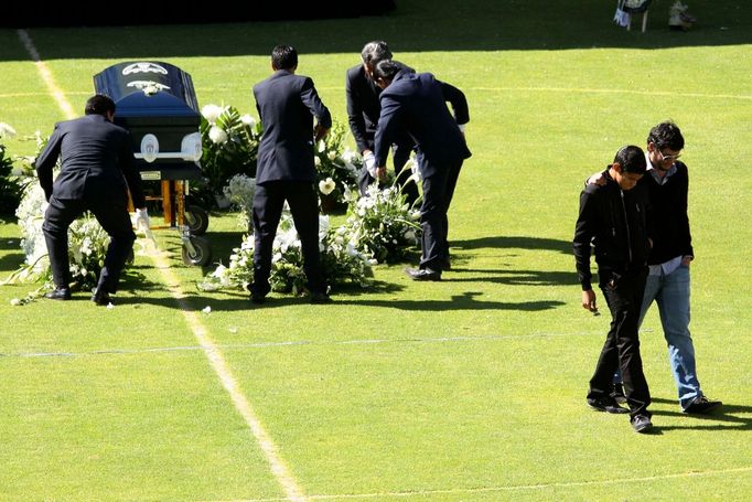 Přátelé splnili kolumbijskému brankáři Miguelu Calerovi poslední přání a část jeho ostatků pohřbili na hřišti stadionu v mexickém městě Pachuca.