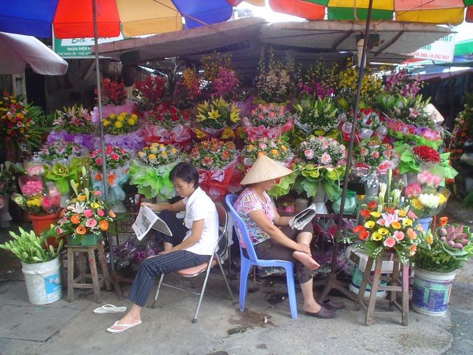 Prodavačky květin ve Vietnamu