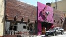 An exterior view of Boate Kiss nightclub is seen after a fire occurred, in the southern city of Santa Maria, 187 miles (301 km) west of the state capital of Porto Alegre, January 27, 2013. A fire in a nightclub killed at least 245 people in southern Brazil on Sunday when a band's pyrotechnics show set the building ablaze and fleeing patrons were unable to find the emergency exits in the ensuing panic, officials said. The blaze in the southern city of Santa Maria was started when a band member or someone from its production team ignited a flare, which then set fire to the ceiling, said Luiza Sousa, a civil police official. The fire spread "in seconds," she said. An estimated 500 people were in the Boate Kiss nightclub when the fire broke out early on Sunday, and many were unable to find the exits as dark smoke quickly filled the room. At least one exit was locked, trapping hundreds inside to die, many from asphyxiation as they inhaled smoke, police said. REUTERS/Edison Vara (BRAZIL - Tags: DISASTER TPX IMAGES OF THE DAY) Published: Led. 27, 2013, 9:16 odp.