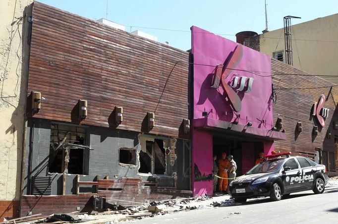 An exterior view of Boate Kiss nightclub is seen after a fire occurred, in the southern city of Santa Maria, 187 miles (301 km) west of the state capital of Porto Alegre, January 27, 2013. A fire in a nightclub killed at least 245 people in southern Brazil on Sunday when a band's pyrotechnics show set the building ablaze and fleeing patrons were unable to find the emergency exits in the ensuing panic, officials said. The blaze in the southern city of Santa Maria was started when a band member or someone from its production team ignited a flare, which then set fire to the ceiling, said Luiza Sousa, a civil police official. The fire spread "in seconds," she said. An estimated 500 people were in the Boate Kiss nightclub when the fire broke out early on Sunday, and many were unable to find the exits as dark smoke quickly filled the room. At least one exit was locked, trapping hundreds inside to die, many from asphyxiation as they inhaled smoke, police said. REUTERS/Edison Vara (BRAZIL - Tags: DISASTER TPX IMAGES OF THE DAY) Published: Led. 27, 2013, 9:16 odp.