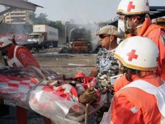 Pracovníci červeného kříže odnášejí ostatky člověka, který zahynul při izraelském útoku na bejrútský přístav.
