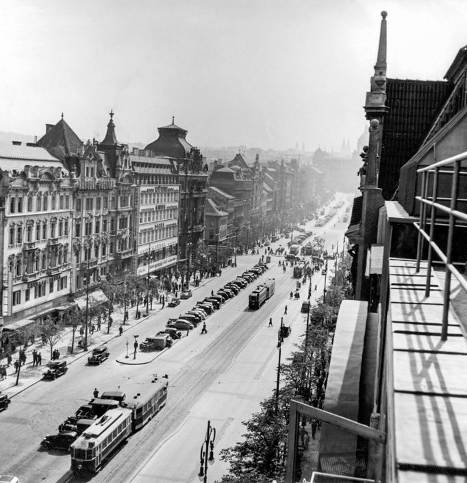 Historická fotografie zachycující provoz tramvajové linky na Václavském náměstí, která zde byla v provozu mezi lety 1884-1980.