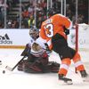 NHL v Praze: Philadelphia - Chicago: Kevin Hayes (v oranžovém) v souboji proti brankáři Coreymu Crawfordovi