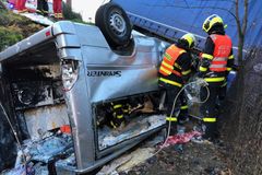 Při nehodě dodávky s kamionem zahynuli v Třinci čtyři lidé