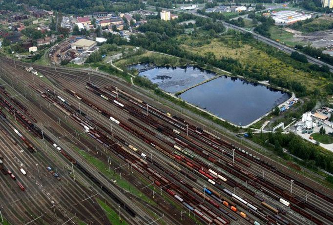 Letecký pohled na areál olejových lagun ze září 2006. Po roce 2015 zde má být "biocentrum" ke "krátkodobému" odpočinku obyvatel nedalekého sídliště Fifejdy.