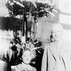 Jednorázové užití / Fotogalerie / Před 115 lety kadeřník Karl Ludwig Nessler vynalezl trvalou ondulaci vlasů