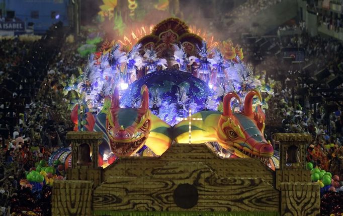 Revellers from the Vila Isabel samba school participate in the annual Carnival parade in Rio de Janeiro's Sambadrome February 12, 2013. REUTERS/Ricardo Moraes (BRAZIL - Tags: SOCIETY) Published: Úno. 12, 2013, 7:25 dop.