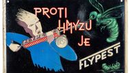 Motiv nelítostného boje s hmyzem v nadživotní velikosti, kterou vyobrazuje reklama na prostředek Flypest, připomíná spíš scénu z hororového filmu. Jak je ale patrné vpravo dole, škůdci nemají šanci.