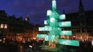 A steel installation, replacing the traditional Christmas tree, is illuminated at Brussels' Grand Place November 29, 2012. The 25-metre high sculpture was designed by French architects Pier Schneider and Francois Wunschel. REUTERS/Francois Lenoir (BELGIUM - Tags: ENTERTAINMENT SOCIETY RELIGION) Published: Lis. 29, 2012, 6:27 odp.