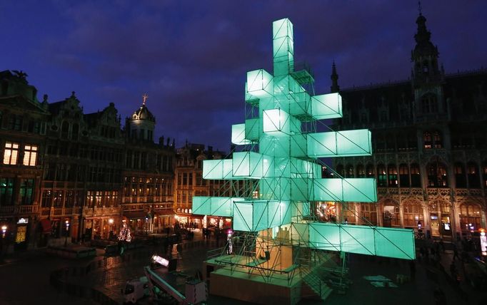 A steel installation, replacing the traditional Christmas tree, is illuminated at Brussels' Grand Place November 29, 2012. The 25-metre high sculpture was designed by French architects Pier Schneider and Francois Wunschel. REUTERS/Francois Lenoir (BELGIUM - Tags: ENTERTAINMENT SOCIETY RELIGION) Published: Lis. 29, 2012, 6:27 odp.