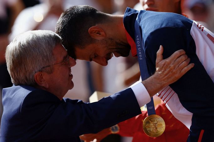 Prezident MOV Thomas Bach a Novak Djokovič po finále dvouhry na OH 2024 v Paříži