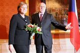 Z úřadu vlády Merkelová za nervózního pokukování na hodinky zamířila na večeři s prezidentem Václavem Klausem. I od něj dostala květinu. Věděla však, že ji čeká večer ve společnosti - v této chvíli - zřejmě nejvýznamnějšího intelektuálního odpůrce ústavní smlouvy.