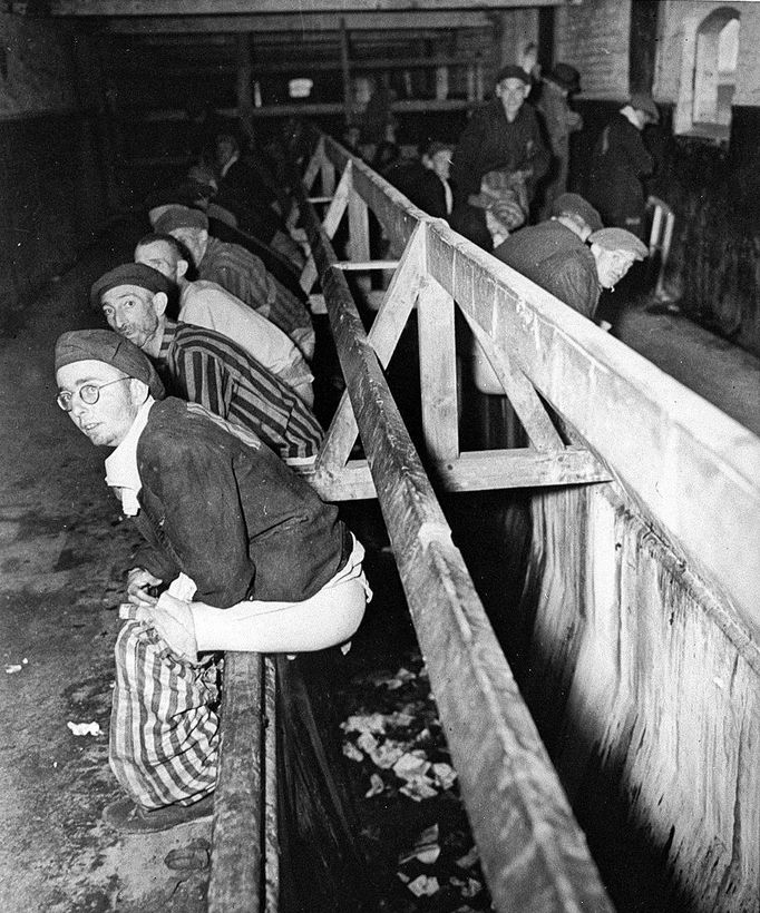 Fotografie z období osvobození koncentračního tábora Buchenvald. Duben 1945.