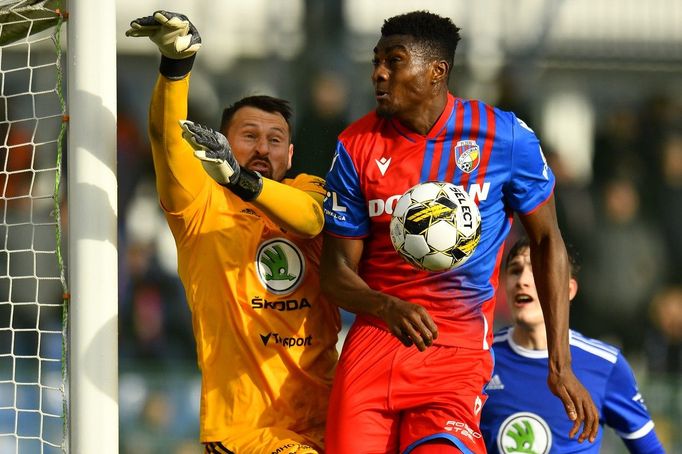 brankář Jan Šeda z Boleslavi a Rafiu Durosinmi z Plzně v zápase 25. kola první fotbalové ligy: FK Mladá Boleslav - Viktoria Plzeň