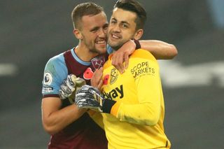 Tomáš Souček a Lukasz Fabianski