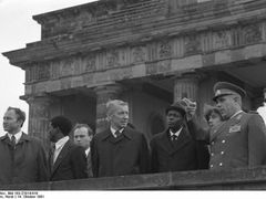 Dos Santos na návštěvě Braniborské brány v Berlíně v říjnu 1981. Tehdy mu bylo devětatřicet let.