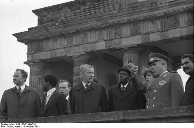 Dos Santos na návštěvě Braniborské brány v Berlíně v říjnu 1981. Tehdy mu bylo devětatřicet let.