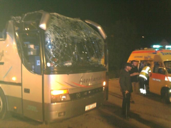 Autobus si utrhl střechu o most