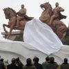 Jezdecká socha Kim Ir-sena a jeho syna Kim Čong-ila