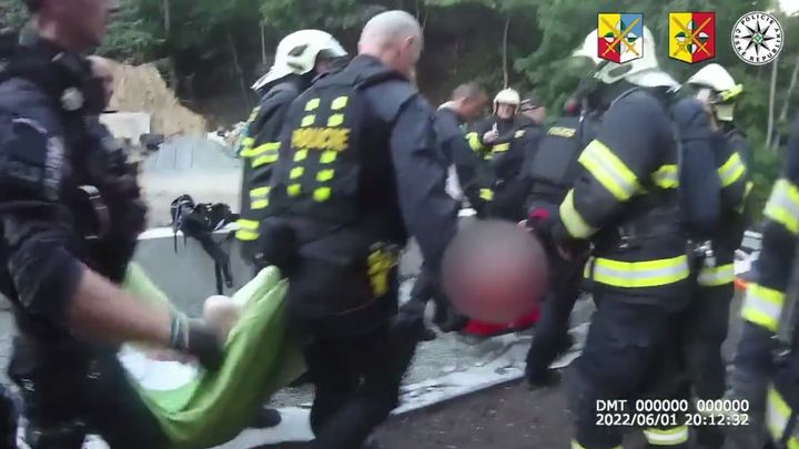 "Nadechněte se." Policie zveřejnila dramatické záběry z evakuace domova v Roztokách; Zdroj foto: Aktuálně.cz