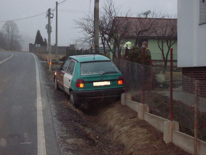 Ráno hasiči vyjížděli k dopravní nehodě do obce Zhoř. Škoda Felicia dostala na namrzlé vozovce smyk a skončila mimo vozovku v plotě rodinného domu.