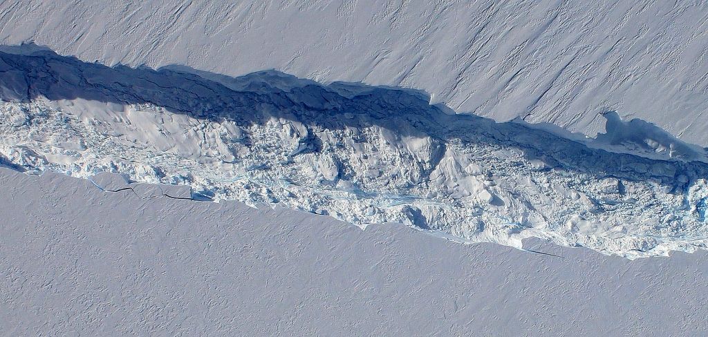 Trhlina v antarktickém ledovci, vznikne kra velikosti New Yorku