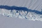 Od Antarktidy se trhá kra velikosti New Yorku