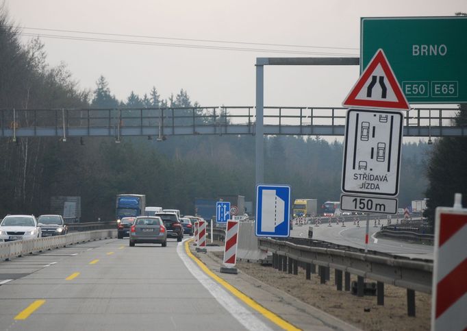 Poprvé se setkáváme se značkou Střídavá jízda. Je tu kvůli instalované mýtné bráně. Provoz je relativně slabý, proto žádné zmatky nenastávají.